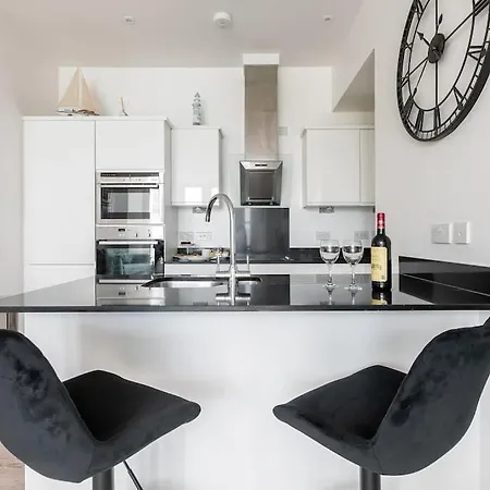 Porthminster View Luxury Sea Views Balcony, Parking, Pool, & Gym *
